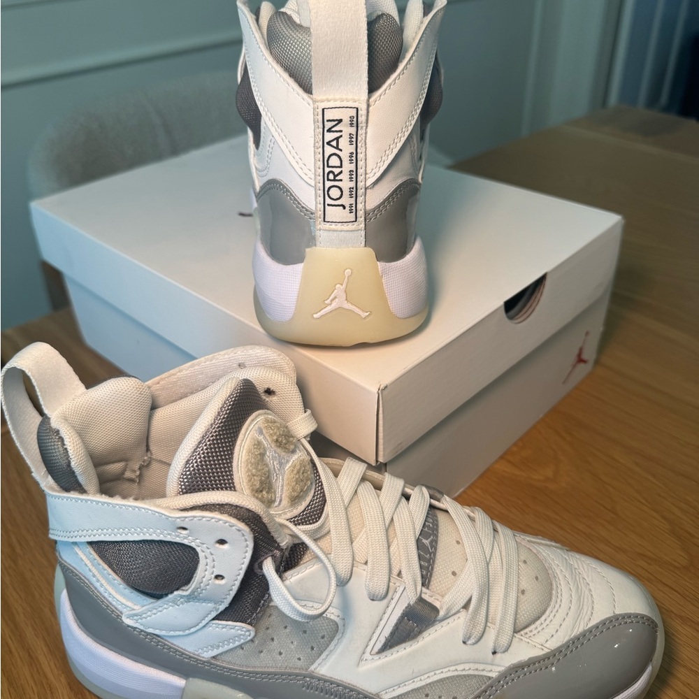 Jumpman two tray size 6.5 medium gray/white – summit white